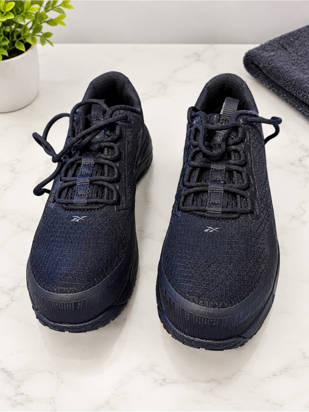 Reebok for Men's and women Black Athletic Trainers
Size 9 in woman